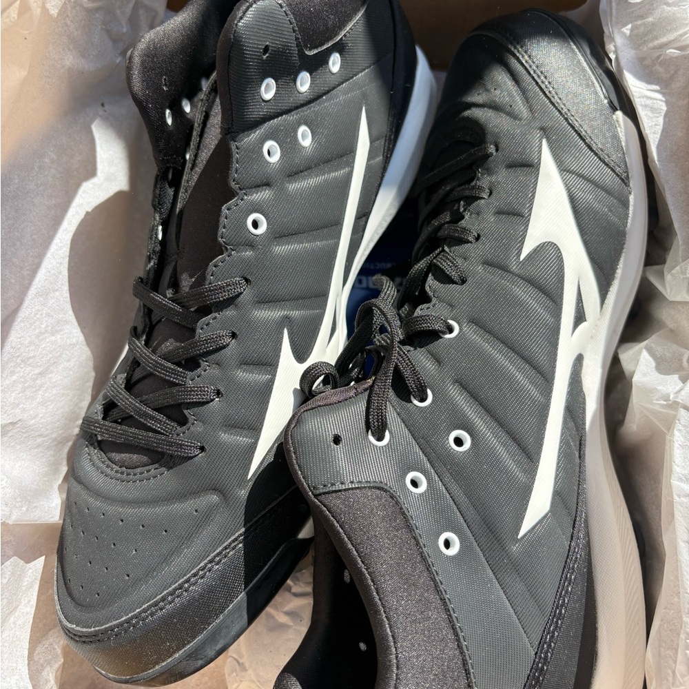 Mizuno Black and White Athletic Shoes